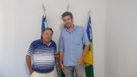 14/04/2016 - Prefeito Baú recebe visita de empresário em seu gabinete 
